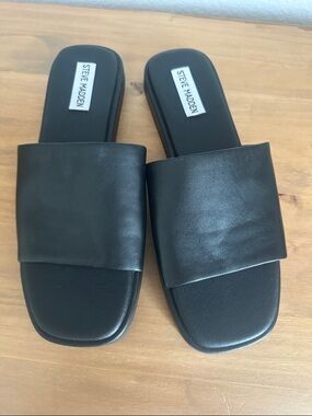 Steve Madden Black Wide-Band Slide Sandals